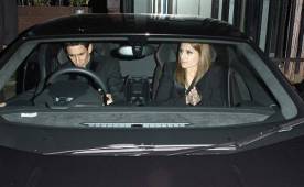 Ángel Di María y su esposa Jorgelina Cardoso en su auto en Manchester, Inglaterra.