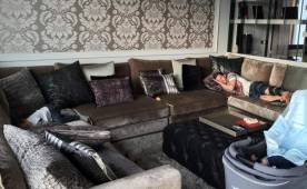 Antonella Rocuzzo publicó una foto de Leo Messi y sus pequeños tomando la siesta este domingo. Foto Instagram