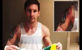 Leo Messi se aprecia en la imagen que circula en redes sociales con su nuevo tatuaje en el brazo derecho. Foto Twitter