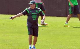 Miguel Herrera dijo que buscarán jugar rápido el balón para evitar el contacto con los jugadores catrachos. Foto Wendell Escoto