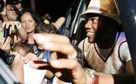 David Suazo en uno de sus arribos a San Pedro Sula, donde los aficionados siempre le han mostrado mucho cariño.