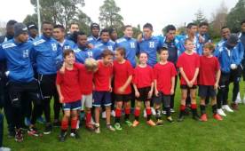 La Sub20 de Honduras recibió la visita de niños de Nueva Zelanda previo al mundial.