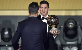 Messi dice que este Balón de Oro es especial porque le tocó dos años consecutivos ver a Cristiano Ronaldo recibirlo. Foto AFP