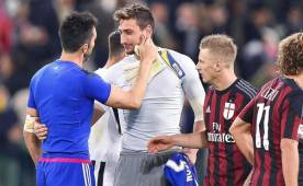 Al final del clásico Juventus-Milan, los porteros Buffón y Donnarumma intercambiaron camisas. Foto EFE