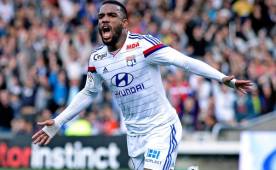 Lyon's French forward Alexandre Lacazette celebrates after scoring a goal during the French Ligue 1 football match Olympique Lyonnais (OL) against Caen (SMC) on August 19, 2016, at the Parc Olympique Lyonnais stadium in Decines-Charpieu near Lyon, southeastern France. / AFP / PHILIPPE DESMAZES (Photo credit should read PHILIPPE DESMAZES/AFP/Getty Images)