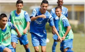 Óscar Castro, centro, durante el entrenamiento con la Sub17 de Honduras.