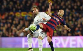''Jefecito'' disputando el balón con Jesé en 'El Clásico' de este sábado. (Foto: Agencia AFP).
