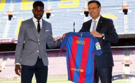 El presidente del Barcelona, Josep Maria Bartomeu junto al nuevo central, el francés de 22 años Samuel Umtiti. Foto EFE.