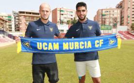 El hondureño Jona Mejía en su presentación este día con el UCAM Murcia de la segunda división de España con el que firmó por un año. Foto cortesía @UCAMMurcia