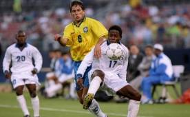 Leonardo de Brasil marca a José García en el juego amistoso de 1994 en el estadio Jack Murphy de San Diego.