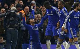 Willian festeja con sus compañeros el tanto en el último suspiro que le dio el triunfo al Chelsea ante un complicado Everton. Foto AFP