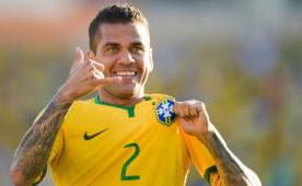 Dani Alves cumplirá su centenario de juegos con Brasil.