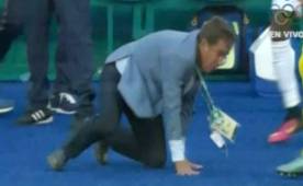 El entrenador hondureño Jorge Luis Pinto casi besó el suelo en la celebración del tercer gol de Honduras sobre Argelia. Foto DIEZ, Especial