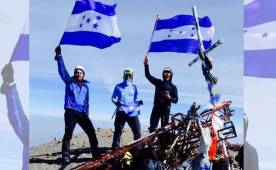 Ronald Doblado, Ronald Quintero y Rigo Polio al escalar a lo más alto del Pico Orizaba.