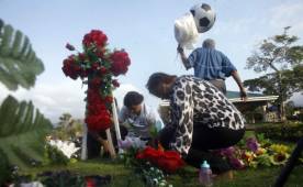Doña Celina Sosa estuvo el martes en el cementerio llevando flores a la tumba de Arnold Peralta en el día que estaría cumpliendo sus 27 años. Fotos Javier Rosales