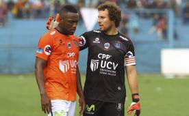 Luis Tejada es consolado por su compañero tras recibir insultos racistas en Perú. Foto Libero.pe