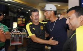 El delantero de Marathón Diego Reyes, se saluda con el entrenador del Real España, Mauro Reyes, quien llegó ayer a la noche benéfica en San Pedro Sula.