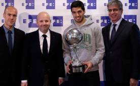 Luis Suárez recibió el Trofeo EFE al mejor jugador del 2015. FOTO EFE