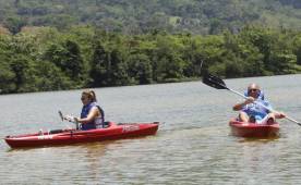 Reto superado y ganado: A pesar de hacer un poco de viento, logramos darle dirección a nuestros kayaks, nos tiramos un pique y terminé ganando, aunque creo que el profesor Sena me dejó ganar. Fotos Neptalí Romero.