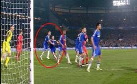 Terry perdió por un instante la concentración y terminó marcando a su compañero, esto permitió que Thiago Silva rematara a placer.