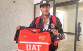 Eddie Hernández posando con la camiseta naranja del Correcaminos de Tamaulipas.