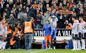 El Valencia cumplió con el deber del pasillo al Real Madrid, pero esto generó descontento en su afición. Foto EFE