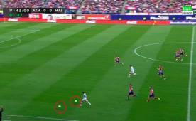 Cuando jugador del Málaga atacaba, un balón salió del banquillo del Atlético y el árbitro consideró que fue Simeone.