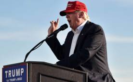 Donald Trump reaccionó molesto por que un torneo de golf que se realizaba en uno de sus clubes se traslada a México. Foto AFP