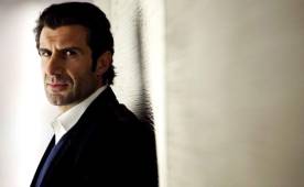Luis Figo intenta desbancar a Blatter de la presidencia de la FIFA.