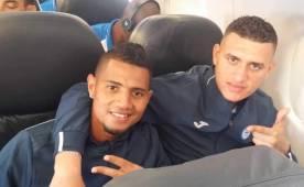 Bryan García y Harold Fonseca en el avión que los traslada a Panamá, de ahí saldrán a Río de Janeiro.