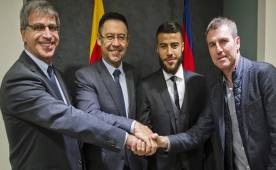 Rafinha junto a los dirigentes en la renovación de su contrato con el Barcelona.