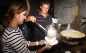 Era casi la hora del almuerzo en la cocina del restaurante del hotel Yadaly, había muchos pedidos por sacar y nos tocó ponernos rápido en acción. Fotos Javier Rosales