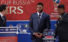 Momento en que Carlos Pavón ponía una de las bolitas de las selecciones participantes para que luego Ronaldo la develera.