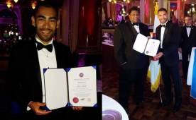 Con mucho orgullo Miguel Ferrera muestra su diploma y ahora forma parte del Salón de la Fama del Taekwondo.