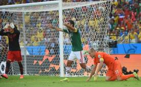 Márquez le dio un pisotón a Robben y el árbitro sancionó la pena máxima cerca del final del juego en Fortaleza. Foto AFP