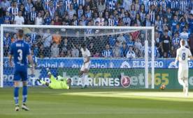 Keylor Navas le detiene un remate complicado del jugador Deyverson que pudo significar el empate del Alavés.