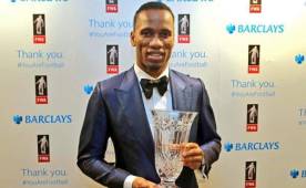 Didier Drogba con su premio otorgado por la Asociación de Periodistas Deportivos de Inglaterra.
