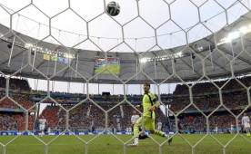 Iker Casillas se quedó helado con el cabezazo de Van Persie y sólo la vio pasar. Foto AFP