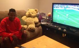 Romell Quioto disfruta tranquilamente en casa del periodista Mynor Campos luego de salir del hospital. Foto cortesía Mynor Campos.