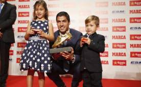 Luis Suárez ha recibido la Bota de Oro 2015-16 de las manos de sus hijos Benjamín y Delfina.