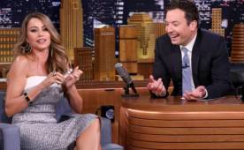 Sofía Vergara sorprendió en el show de Jimmy Fallon sacando una lima de su escote, un regalo de su marido.