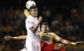 Anthony Lozano erró un penal ante Herediano en el Rosabal Cordero, al final Olimpia cayó 2-0 y se despidió del certamen. Foto EFE