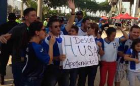 Don Manuel y otros aficionados y familiares en las afueras del Olímpico listos para apoyar a la Selección de Honduras.