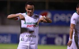 Rambo pidió a todos que vieran sus pies y realizó unos movimientos extraños en la celebración del segundo gol del Platense ante Motagua. Foto Wendell Escoto
