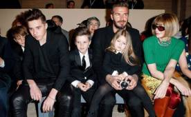 Tras el retiro, David Beckham es asiduo de las pasarelas donde se le ve junto a sus cuatro hijos en las colecciones de ropa de su esposa.