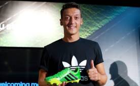 Mesut Ozil estaba en Berlín por lo que fue invitado a la fiesta.