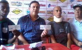 'Quique' Reneau fue operado en La Ceiba y luego de salir del hospital se trasladó a la sede del Vida para recibir una ayuda. Foto Luis Zavala