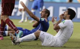 Suárez recibió un durísimo castigo tras morder al italiano Chiellini en el Mundial de Brasil 2014. El 6 de junio se volverán a ver las caras en Berlín. Foto AFP