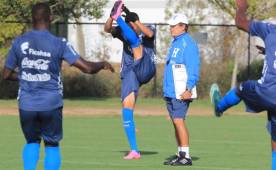 Jorge Luis Pinto sigue analizando si juega con uno o dos hombres ante Canadá. Participá ya en la encuesta. Foto Josué Banegas