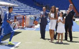 El día de la presentación de Keylor Navas con el Real Madrid. Sonriente y aplaudiendo se puede observar al representante Ricardo Cabañas.